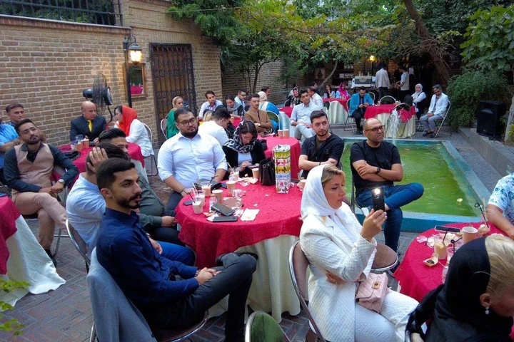 حاضران در مراسم رونمایی